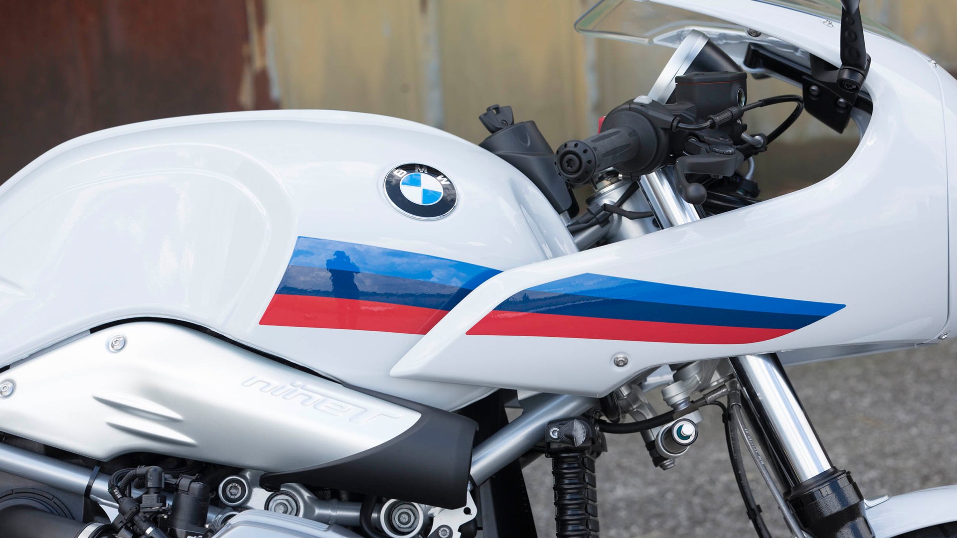 Детали в цветах спортивного отделения BMW Motorrad.