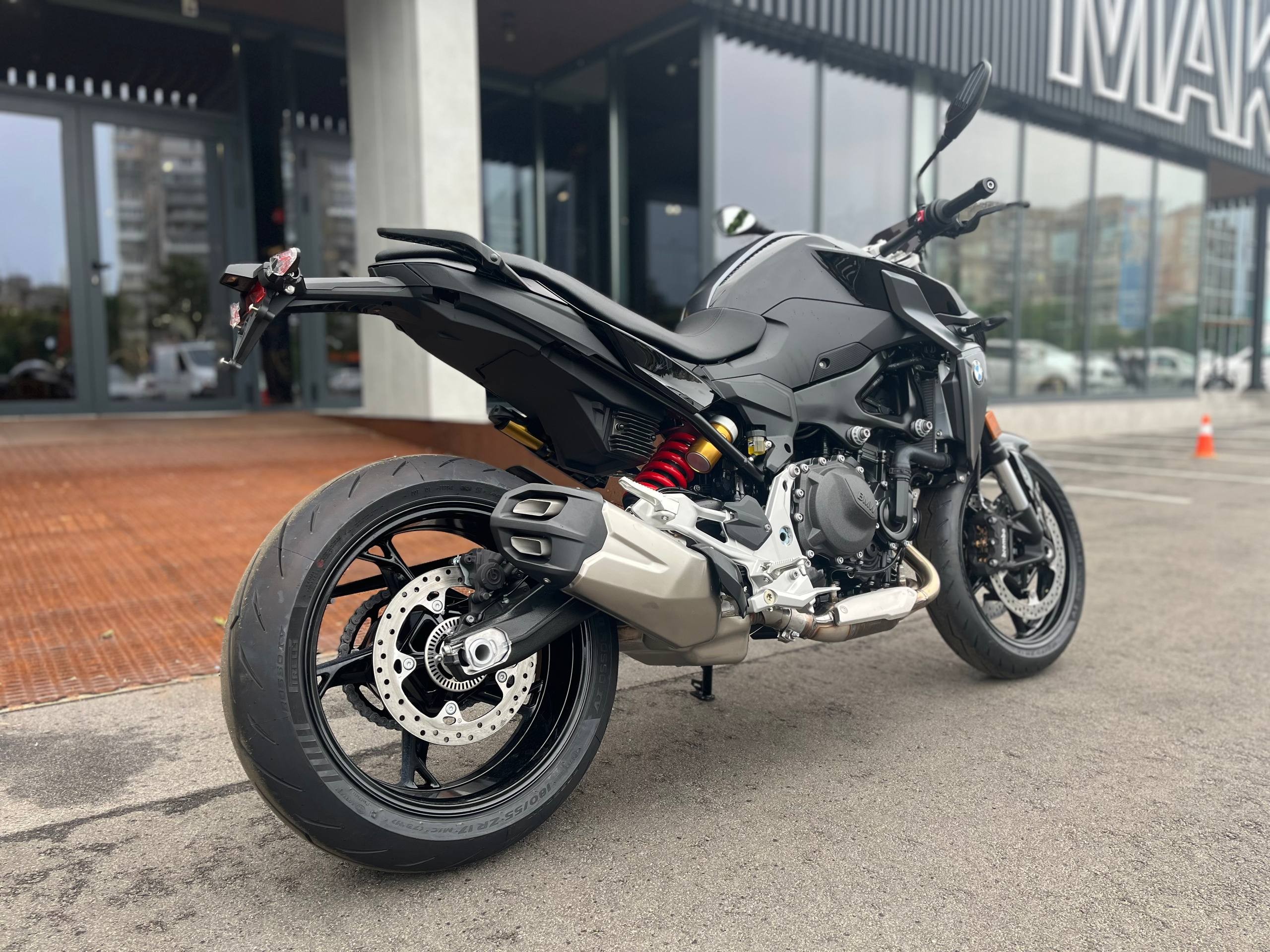 F 900 R