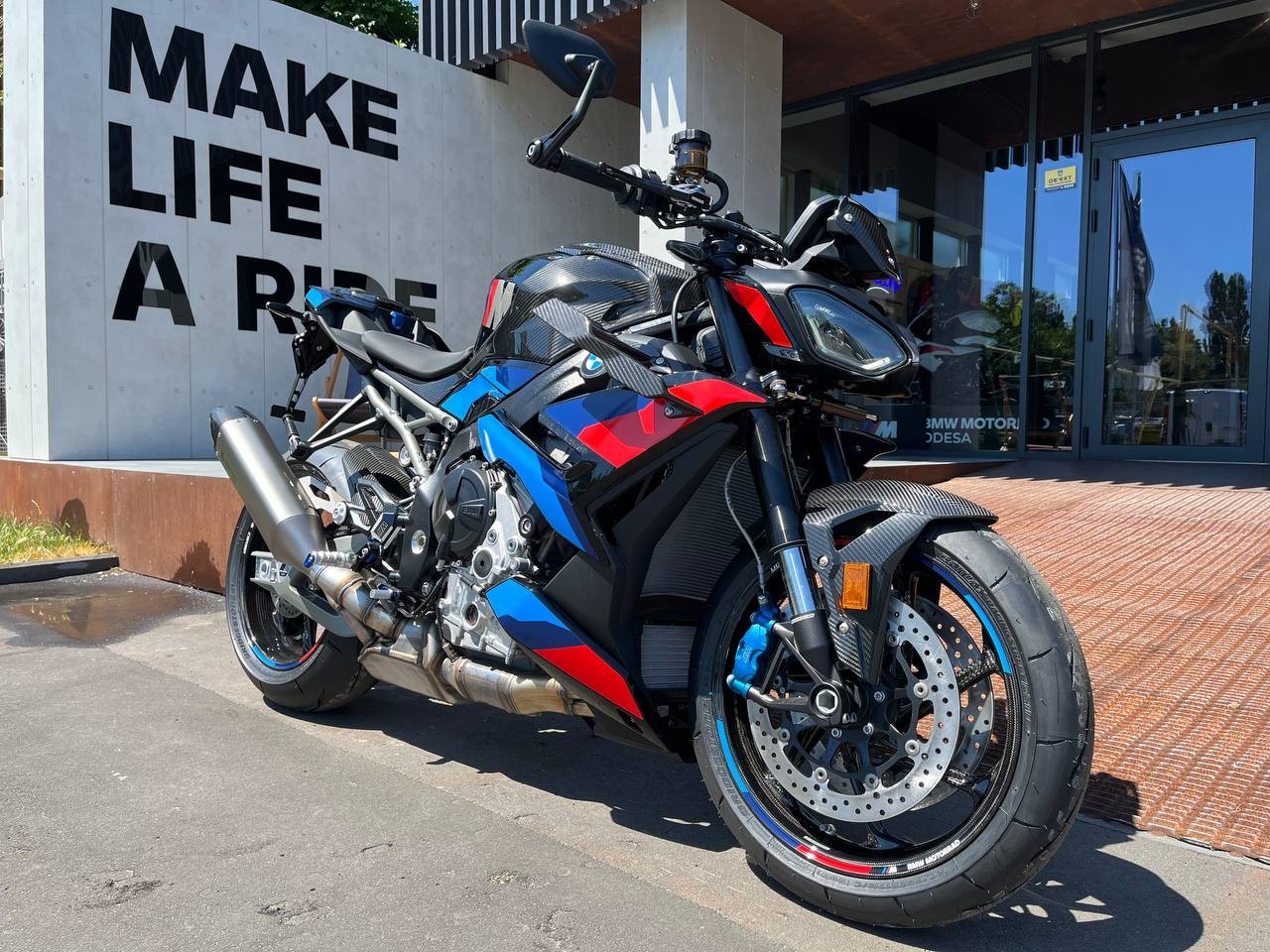 M 1000 R