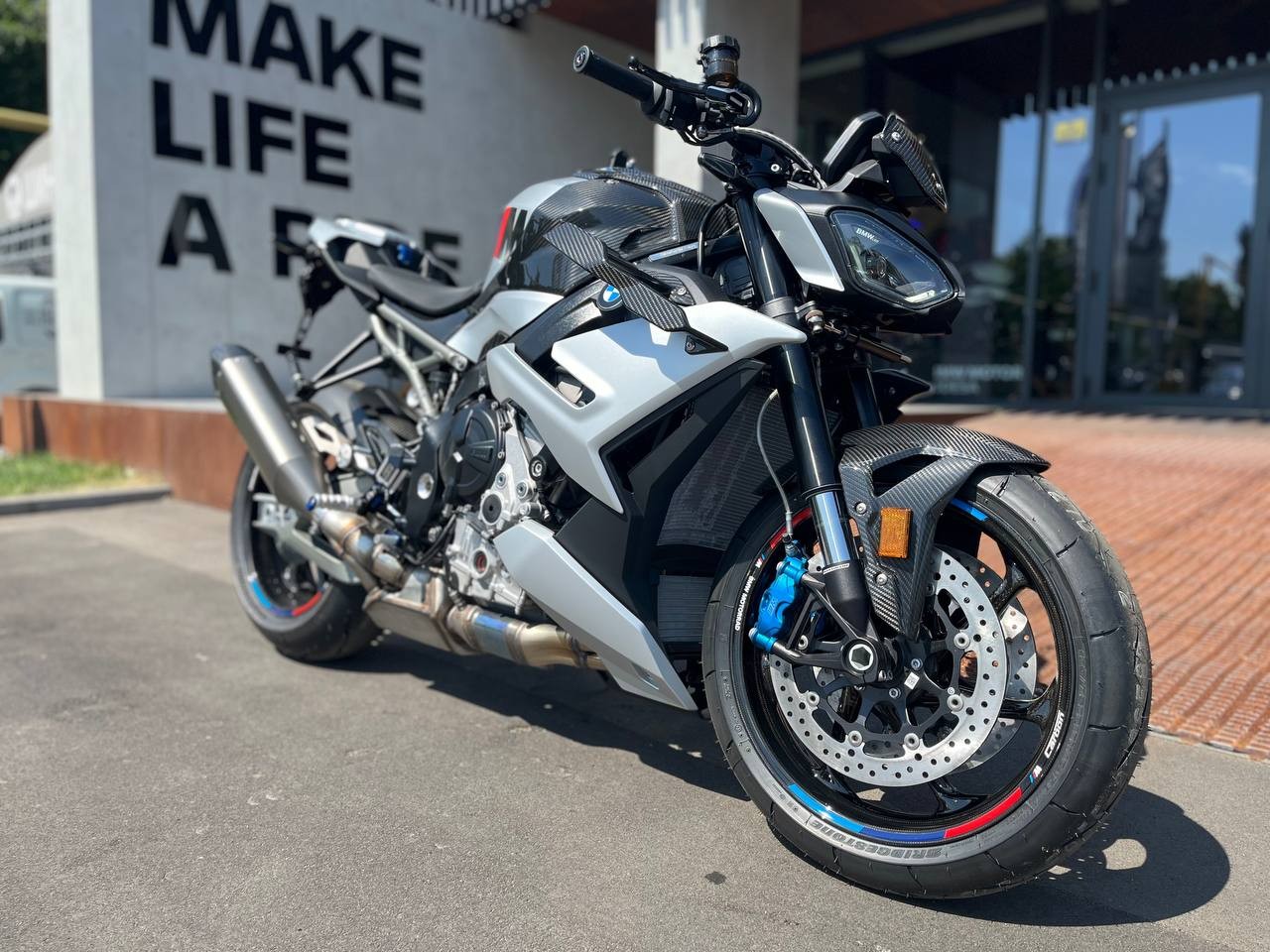 M 1000 R