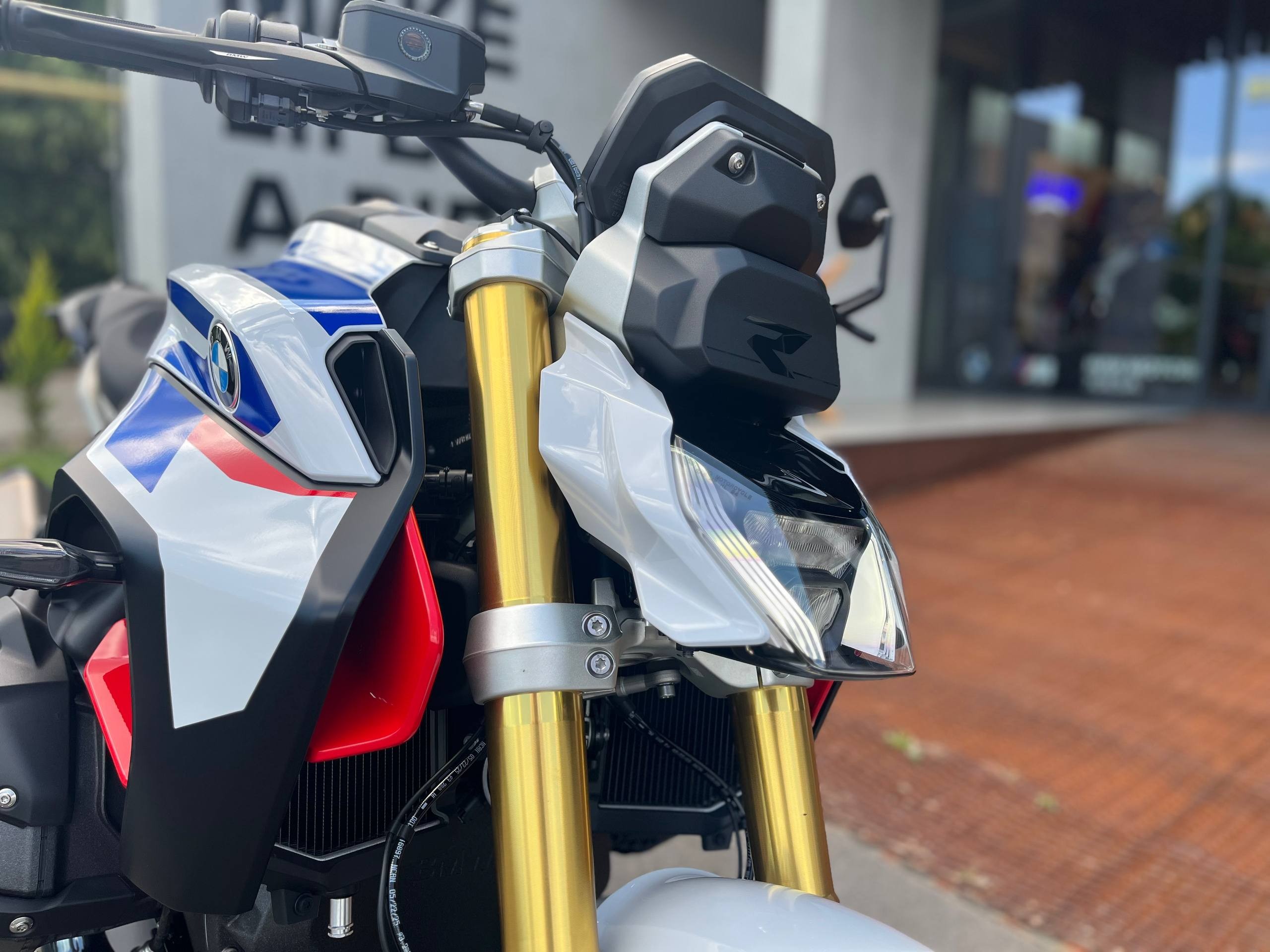 R 1300 R