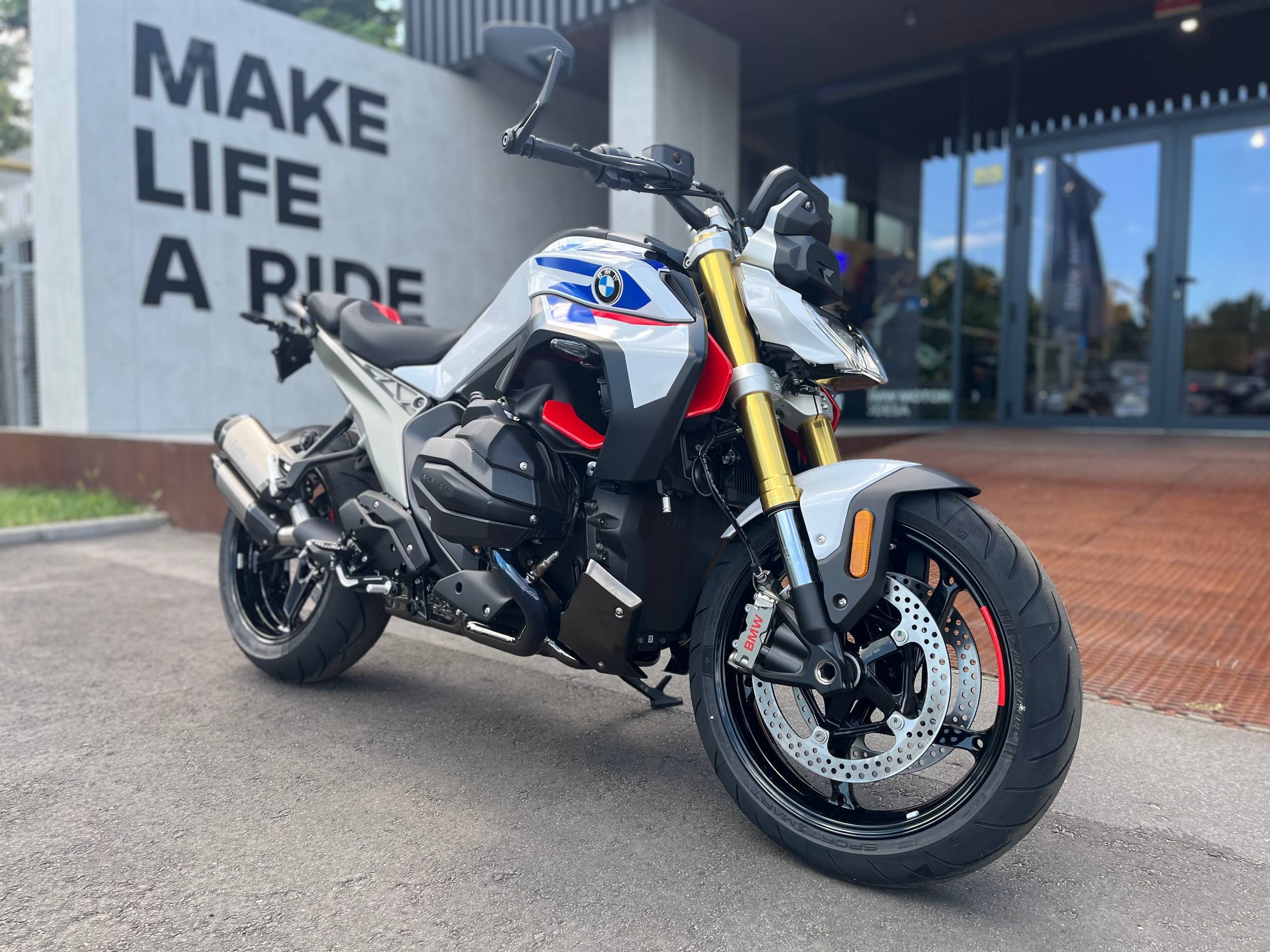 R 1300 R