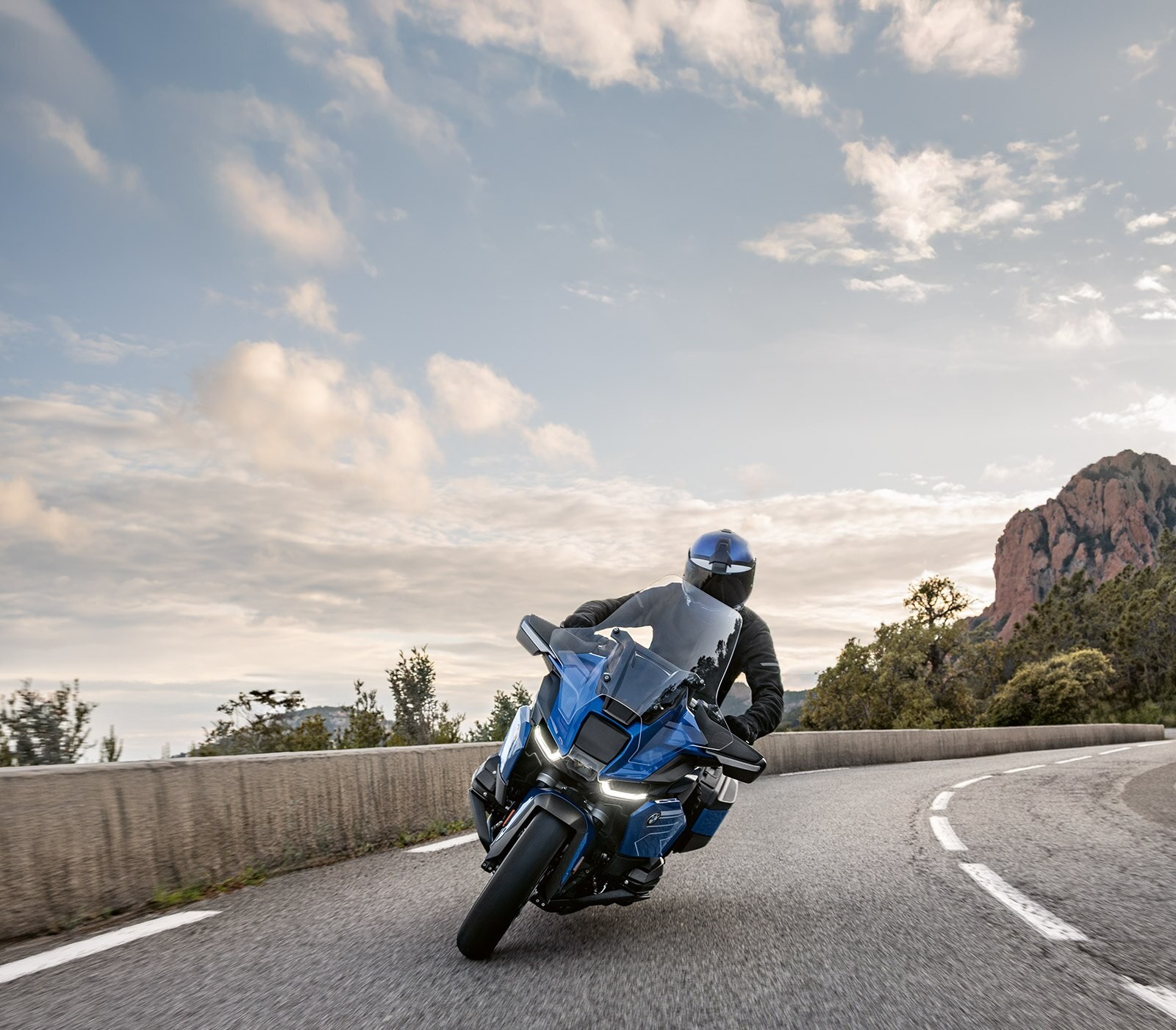 Двоциліндровий чотиритактний опозитний двигун із повітряно-рідинним охолодженням