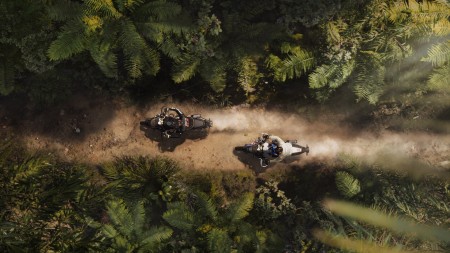 Легко долає будь-які перешкоди